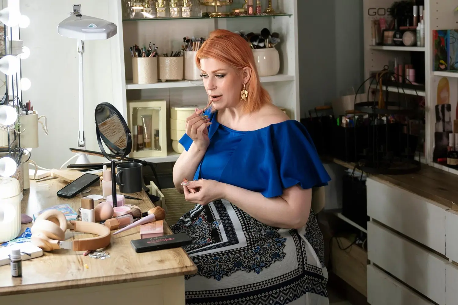 Satu Sohlberg istuu pöydän ääressä meikkaamassa